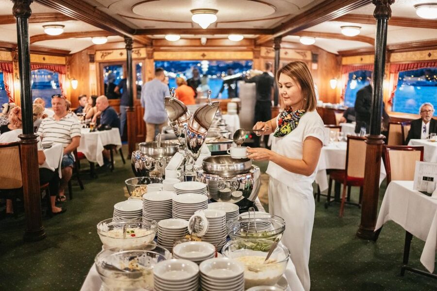 Budapest: Danube River Cruise with Dinner and Prosecco - Who should book this cruise?