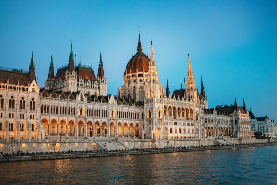 Budapest: Dinner Cruise with Live Music and Folk Dance Show - Buda Castle, Matthias Church, and Fisherman’s Bastion