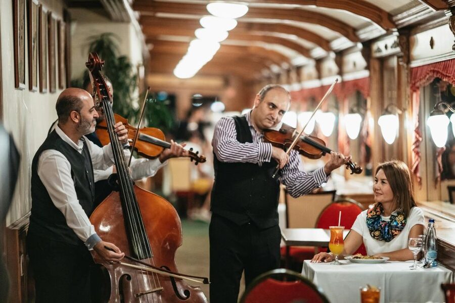 Budapest: Dinner Cruise with Live Music and Folk Dance Show - Citadella, Gellért Hill, and the southern turn