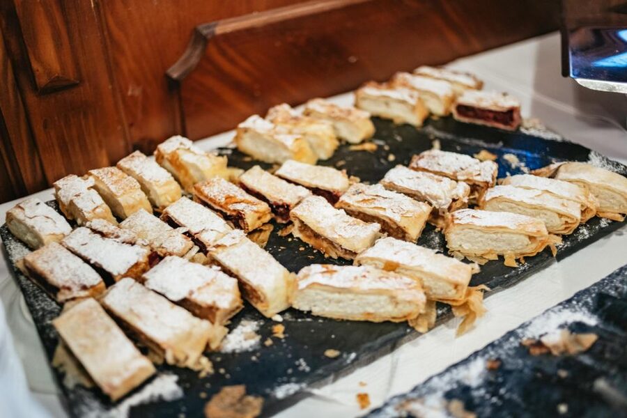 Budapest: Dinner Cruise with Live Music and Folk Dance Show - Hungarian food from a self-served buffet