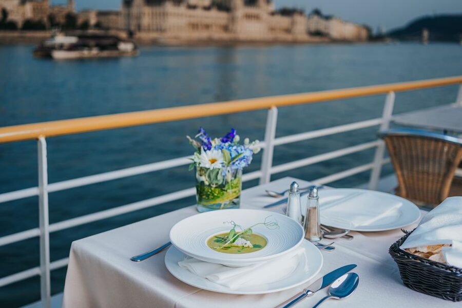 Budapest: Evening Cruise and Dinner with Welcome Drink - Budapest by night, served from the Danube