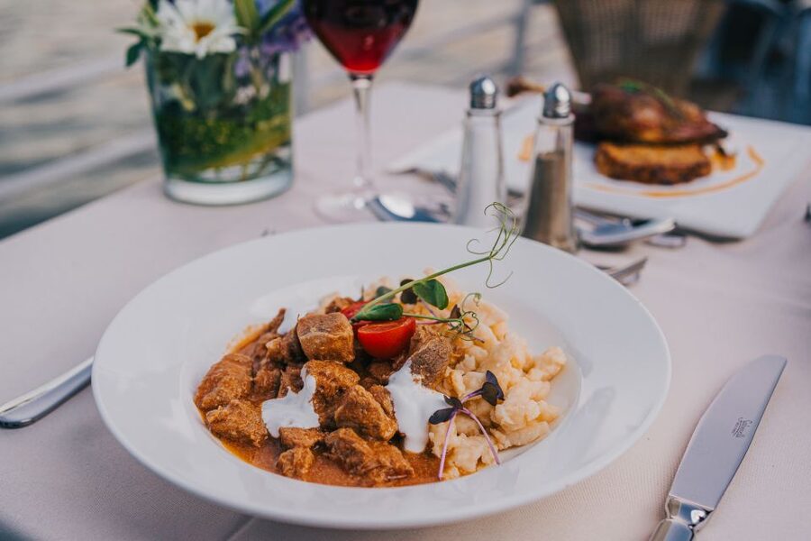 Budapest: Evening Cruise and Dinner with Welcome Drink - Meeting at Vigadó 6 in central Budapest