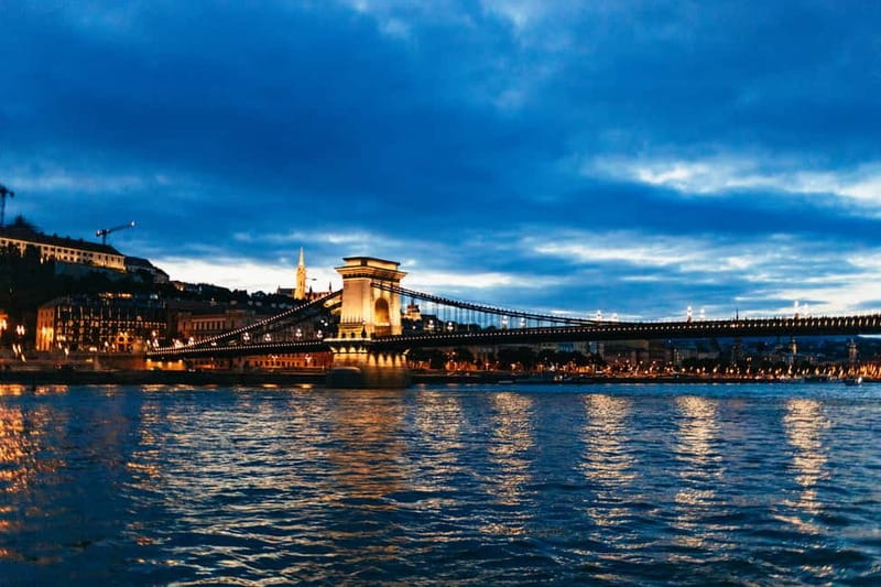 Budapest: Prosecco Dinner Cruise with Live Music - Seats, views, and taking photographs