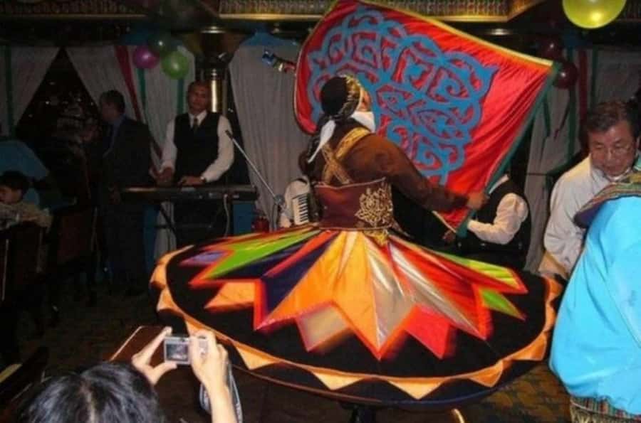 Cairo: Nile Dinner Cruise with Belly Dancer Show with Pickup - Dinner: plenty of food, mixed expectations