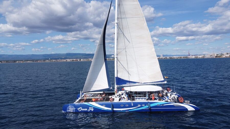 Cambrils: Evening Cruise with Fireworks Display and Drinks - Drinks and cake while you wait