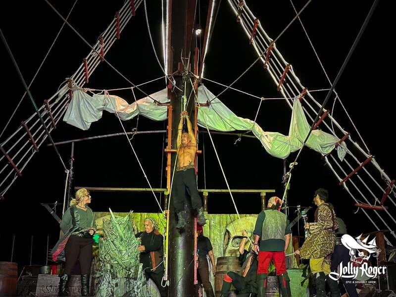 Cancún: Jolly Roger Pirate Dinner Cruise 2025 - Dinner and the international open bar