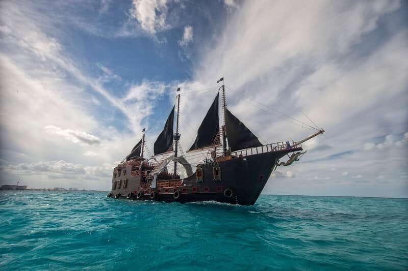 Cancún: Jolly Roger Pirate Dinner Cruise 2025 - Captain Black Jack and the search for the Golden Fleece