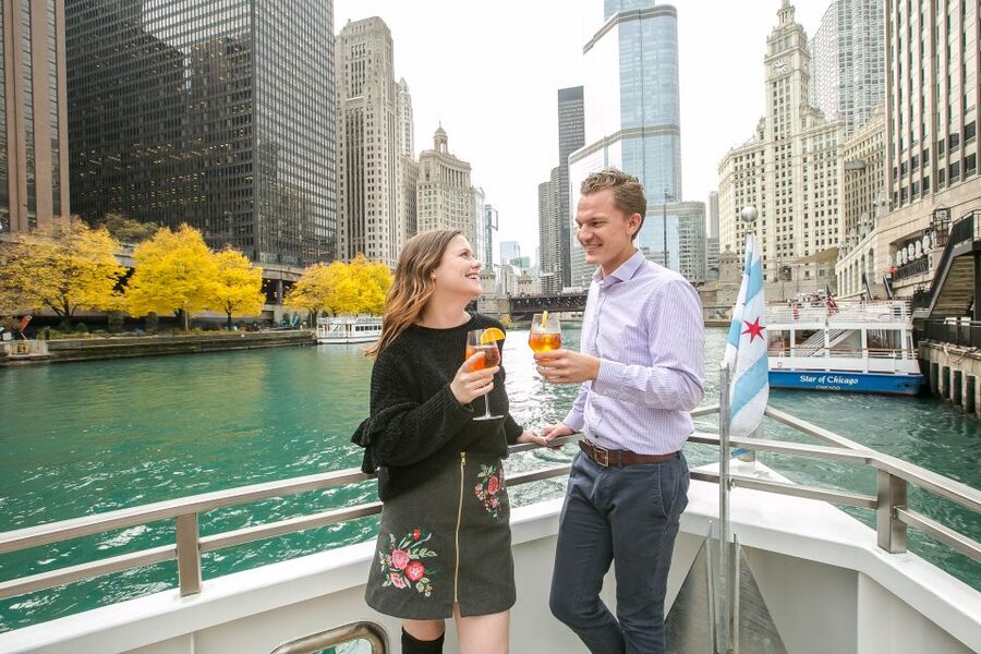 Chicago: Thanksgiving Gourmet Lunch Cruise on Chicago River - Music, cocktails, and the mood onboard