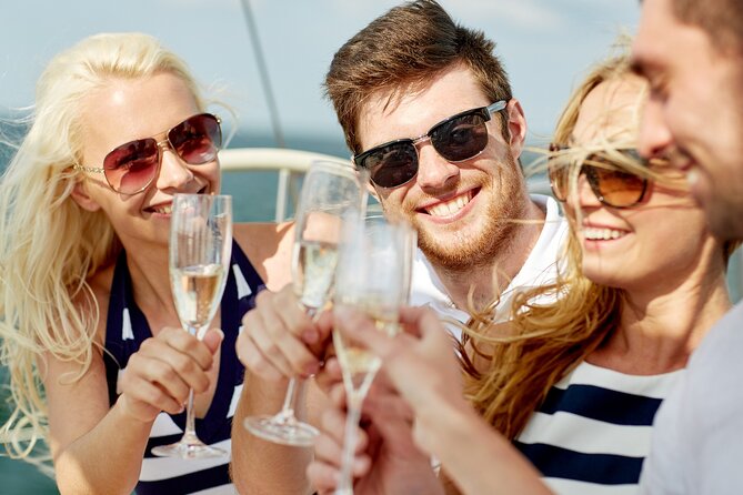 Christmas Day Lunch Cruise on Sydney Harbour - Service, music, and the holiday mood