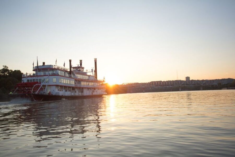 Cincinnati: Ohio River Cruise with Buffet Dinner - A two-hour evening on the Ohio River