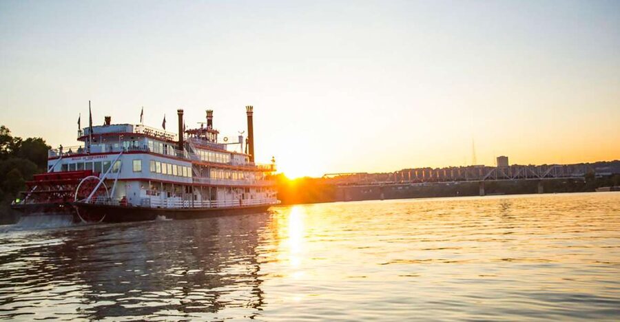 Cincinnati: Riverboat Cruise with Lunch and Entertainment - Cruising Slowly Down the Ohio River