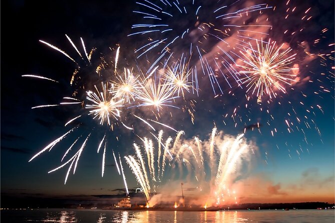 City Cruises Chicago: Fireworks Premier Plus Dinner Cruise - Key points to know before you book