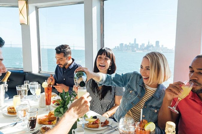 City Cruises Chicago: Signature Brunch Cruise on Lake Michigan - The DJ and the social atmosphere