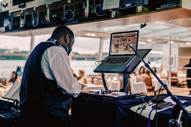 City Cruises Washington DC: Premier Dinner Cruise - Music, dancing, and the social mood