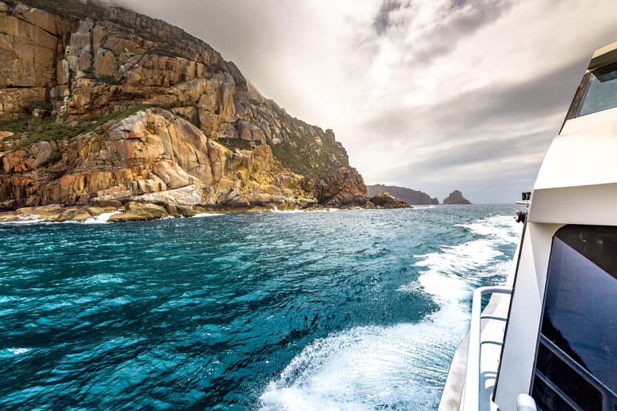 Coles Bay: Wineglass Bay Adults-Only Cruise with Lunch - What the crew adds to the day