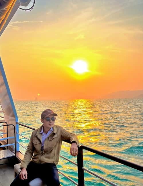 Da Nang: Experience a Magical Sunset Dinner Cruise in DN Bay - Dinner: salmon, lobster, and practical food notes