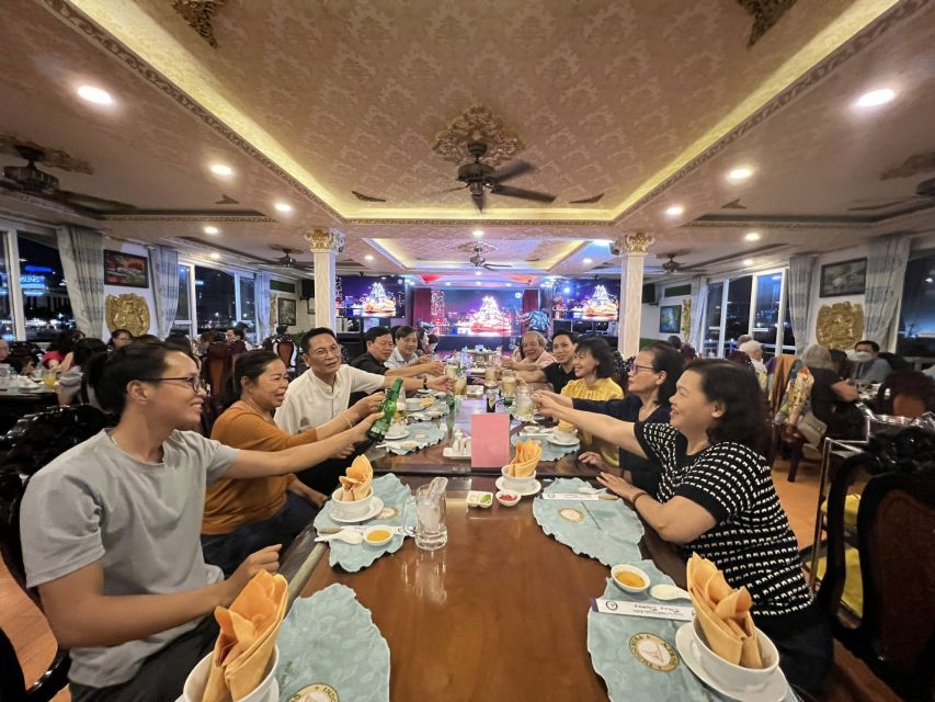 Deluxe Dining Cruise by DeluxeGroupTours - Traditional live music during dinner