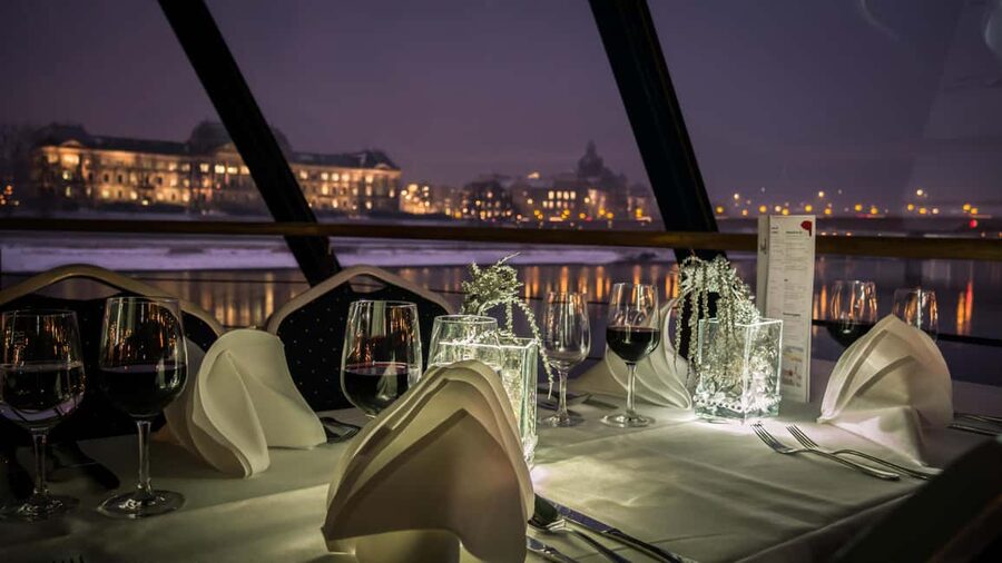Dresden: Winterlights Evening River Cruise with Dinner - Why this Dresden evening cruise works