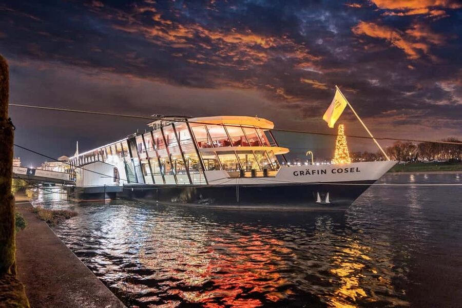 Dresden: Winterlights Evening River Cruise with Dinner - The first 110 minutes on the Elbe