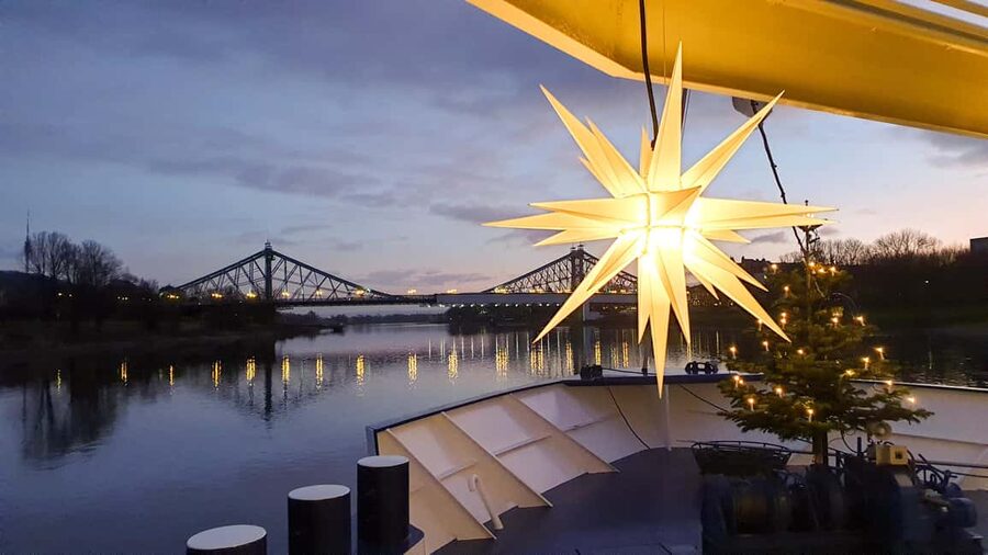 Dresden: Winterlights Evening River Cruise with Dinner - Boarding at Terrassenufer