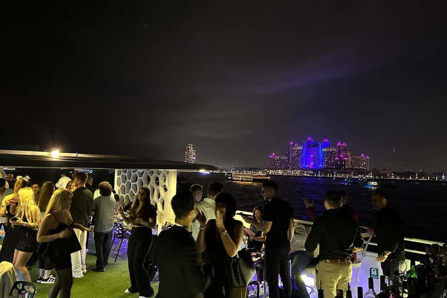 Dubai: Desert Rose NYE Cruise with Dinner and Fireworks - Unlimited drinks and the VIP option