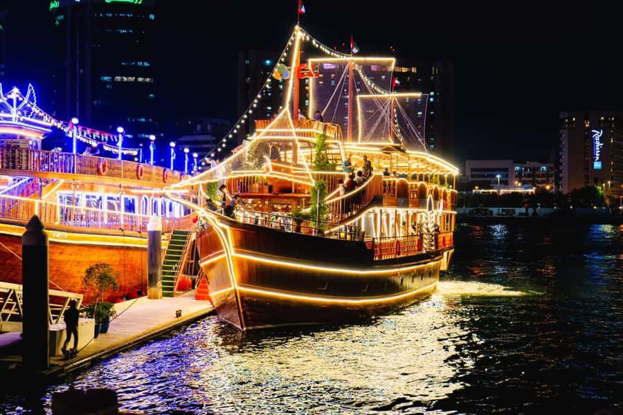 Dubai: Luxury Dinner Cruise with Live Music - The route: Old Dubai, bridges, and palace views