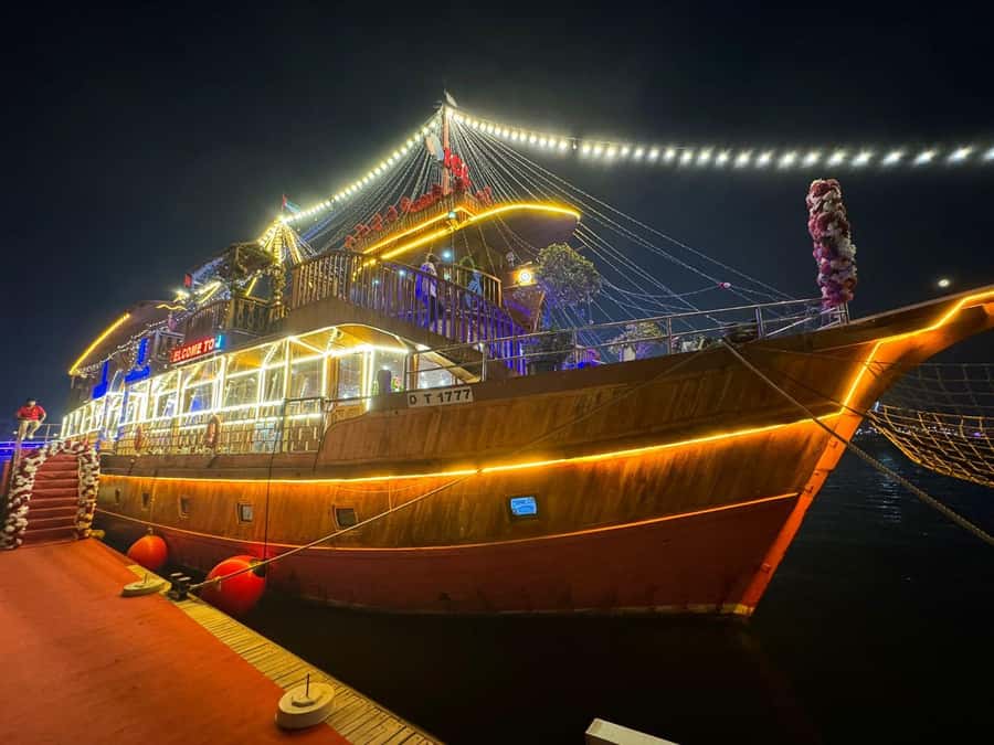 Dubai: Luxury Dinner Cruise with Live Music - Buffet dinner: good value, modest presentation