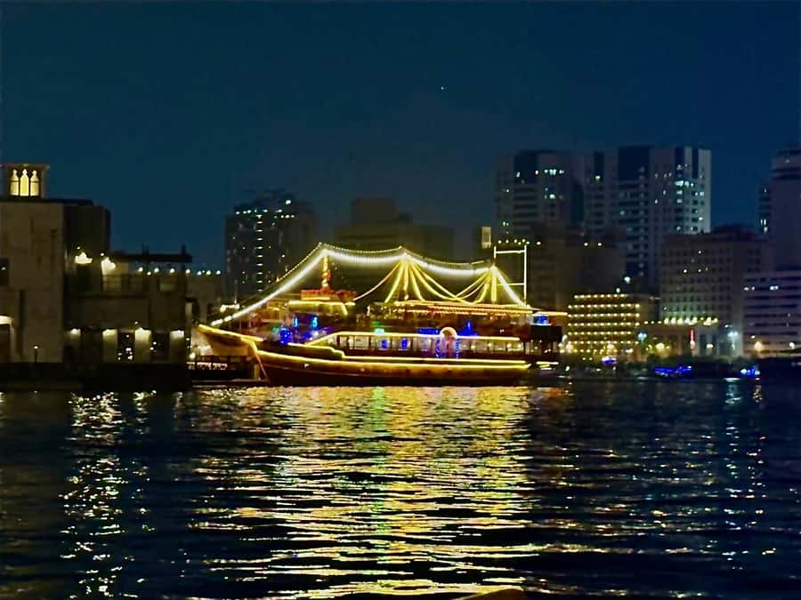 Dubai: Luxury Dinner Cruise with Live Music - Music and the Tanoura show