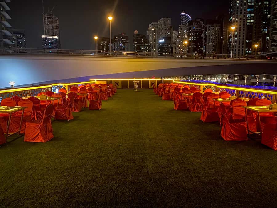Dubai Marina: Dinner Cruise in a Traditional Boat - Dinner in the Main Saloon and Middle Deck