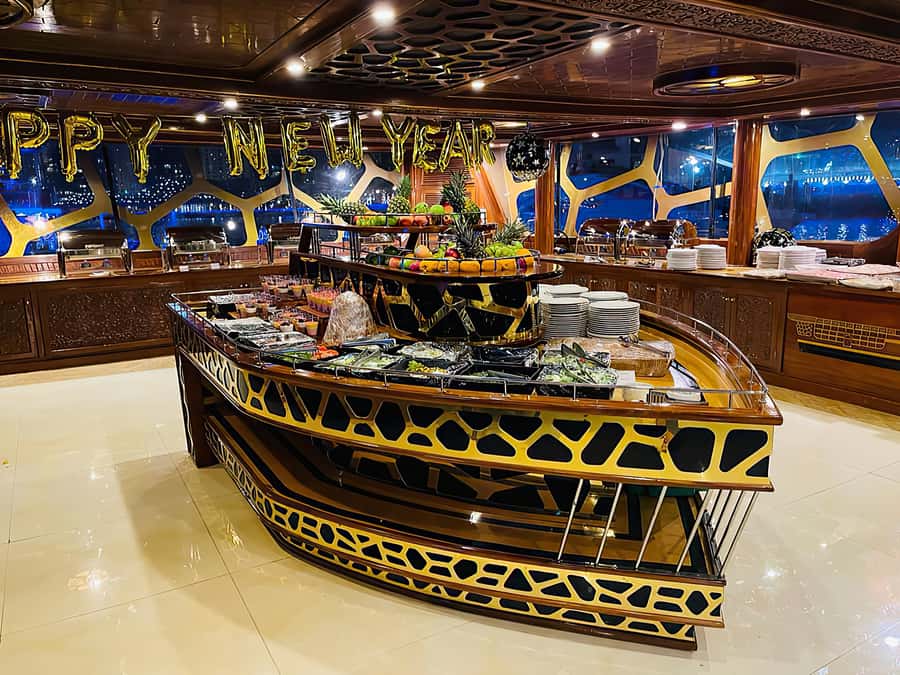 Dubai Marina: Dinner Cruise in a Traditional Boat - Timing, Service, and What Can Go Wrong