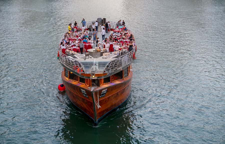 Dubai: Marina Luxury Dhow Dinner Cruise - Following the Dubai Marina route