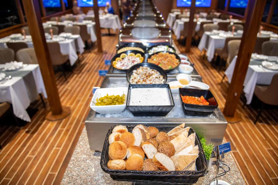 Dubai Marina: Luxury Dinner Cruise, Live Show, Open Bar & DJ - Live singing, Tanura dancing, and the DJ