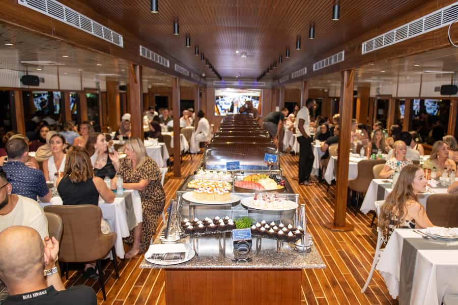 Dubai Marina: Luxury Dinner Cruise, Live Show, Open Bar & DJ - Indoor comfort or upper-deck air