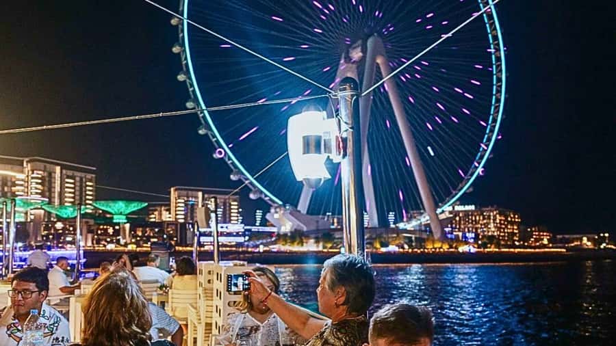 Dubai: Marina Premium Dinner Cruise with Unlimited Drinks - DJ, Live Shows, and the Mood Onboard