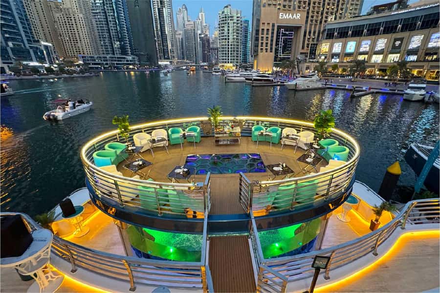 Dubai: Mega Yacht Dinner Cruise with Buffet - Standard or VIP: the choice that changes the evening
