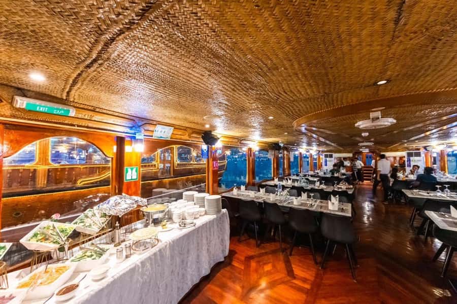 Dubai: Scenic Dhow Cruise with Buffet Dinner and Live Shows - The 60-Minute Dinner: What to Expect