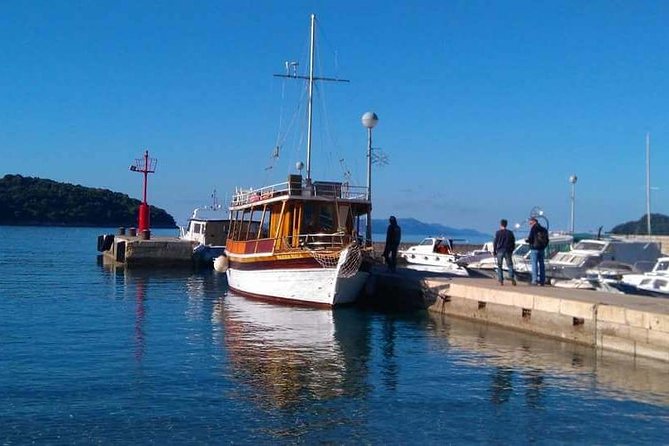 Dubrovnik Elafiti Islands Cruise with Lunch, Drinks and Pickup - Crew service and the feel of the boat