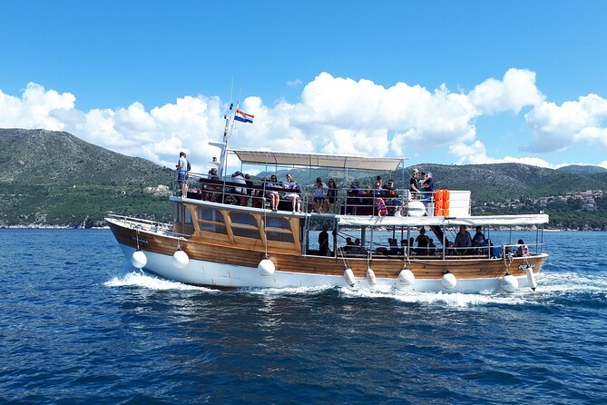 Dubrovnik Elafiti Islands Cruise with Lunch, Drinks and Pickup - Getting aboard in Dubrovnik