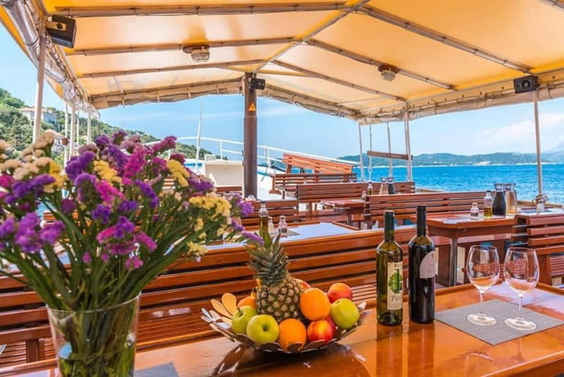 Dubrovnik: Elaphite Islands Cruise with Lunch and Drinks - The crew and guide style
