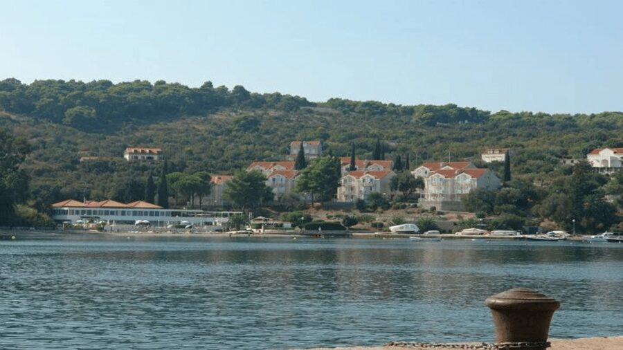 Dubrovnik: Elaphiti Islands Boat Cruise with Lunch & Drinks - A friendly crew and an easy pace