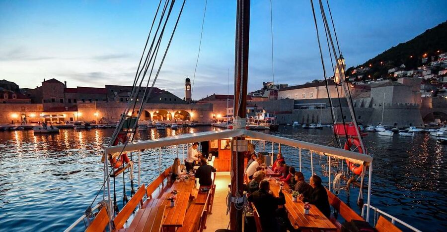 Dubrovnik: Old Town Cruise with Lunch - Welcome snacks before the main course
