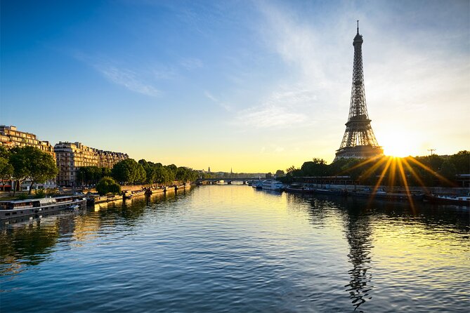 Early evening Dinner Cruise with drinks by Bateaux Parisiens - Seating choices can change the evening