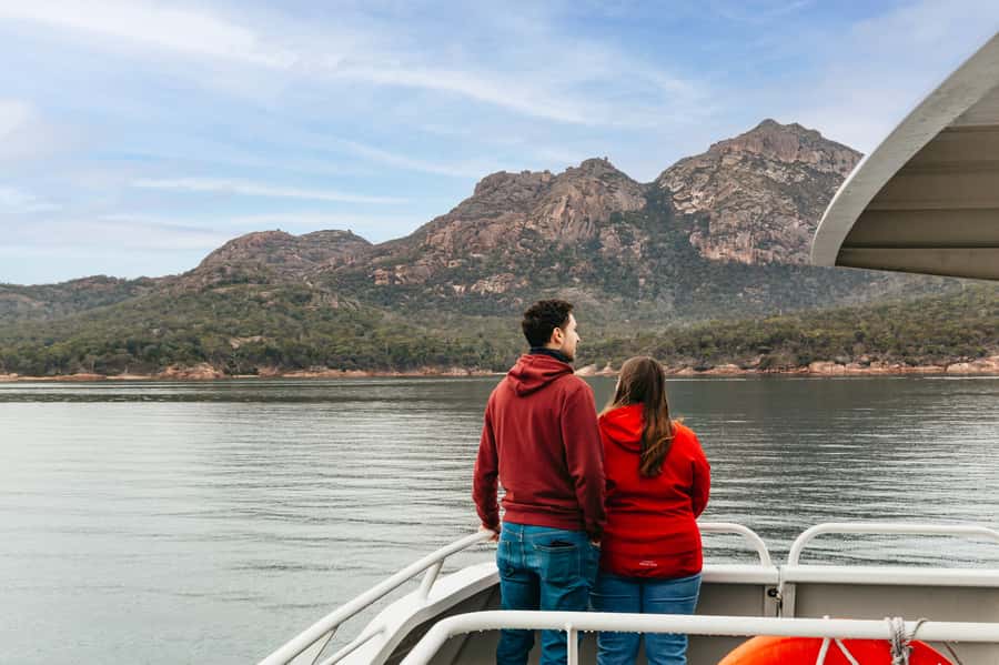 From Coles Bay: Wineglass Bay Cruise with Lunch - From Coles Bay to the granite coast