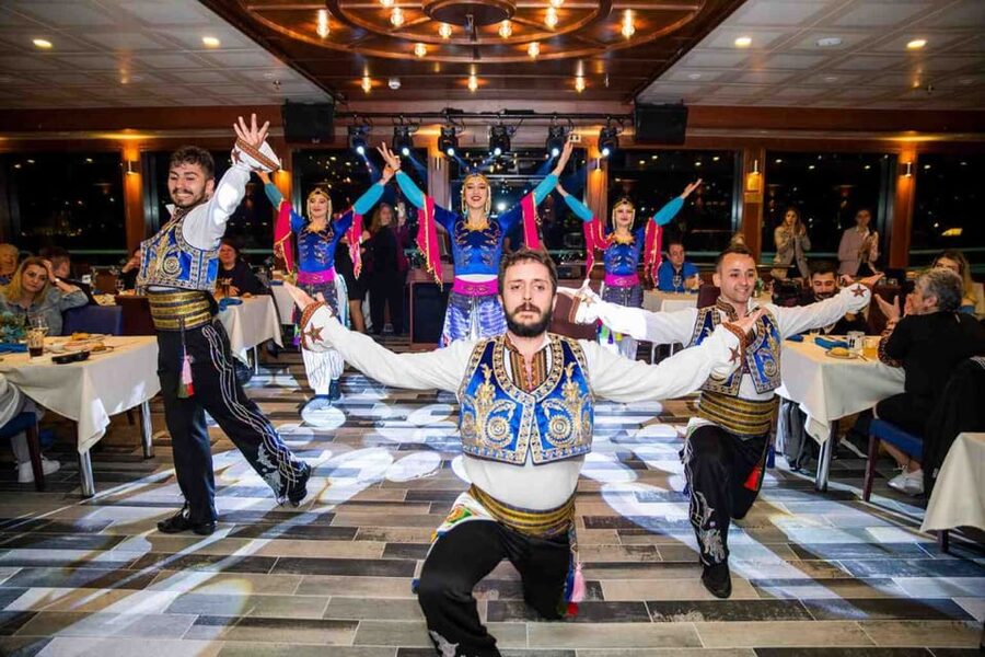 From Istanbul: Bosphorus Dinner Cruise Tavern & World Show - Private tables, Wi-Fi, and the pace of the night