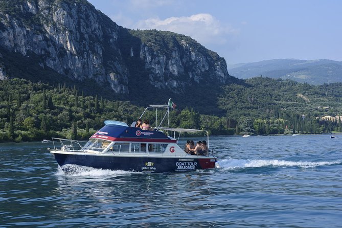 From Lazise: Southern Lake Garda cruise with lunch - One hour in Sirmione’s historic center