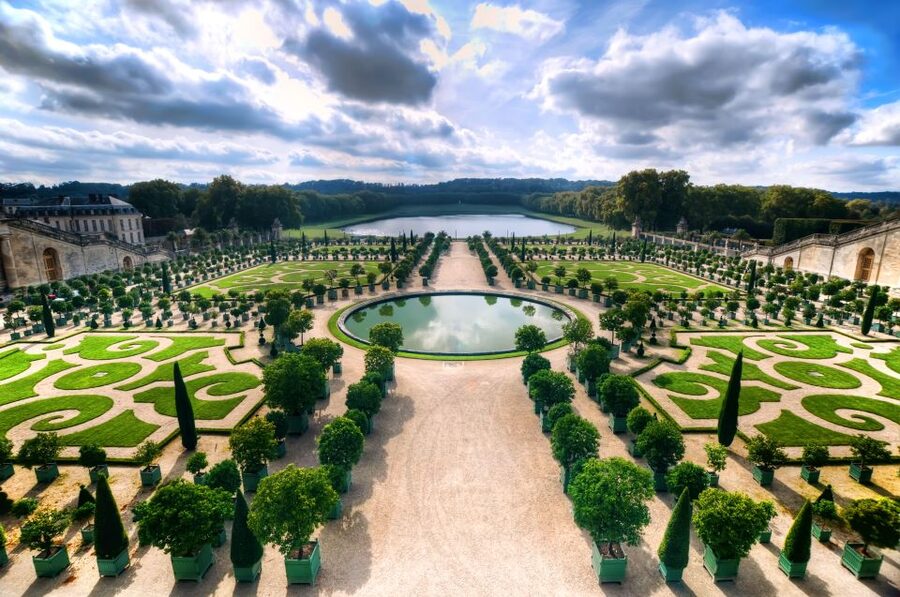 From London: Paris Day Trip with Eiffel Tower & Lunch Cruise - Lunch on the Seine