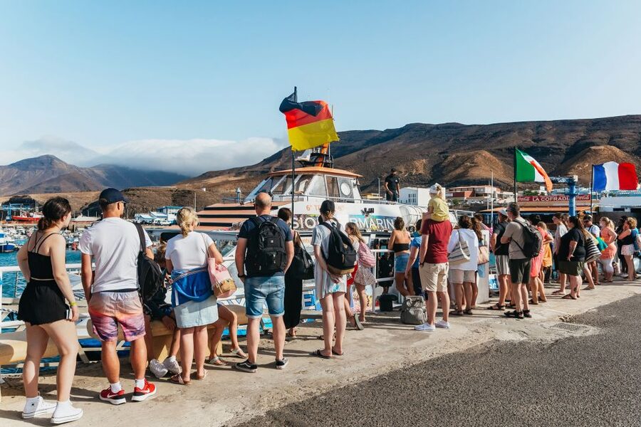 Fuerteventura: Glass Bottom Boat Cruise with Lunch & Drinks - Paella, drinks, and a relaxed lunch break