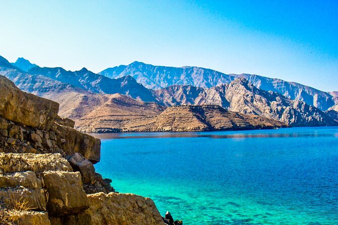 Full Day Musandam Dibba Cruise with Buffet Lunch - Lunch with an Omani coast view