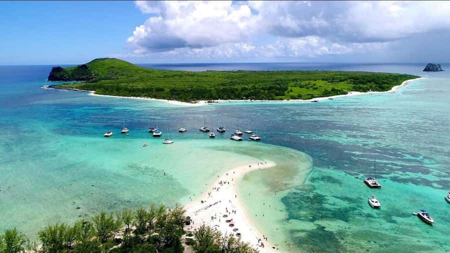 Grand Baie: Catamaran 3 Islands Cruise & Lunch on the Island - Coin de Mire is a scenic pass, not a landing