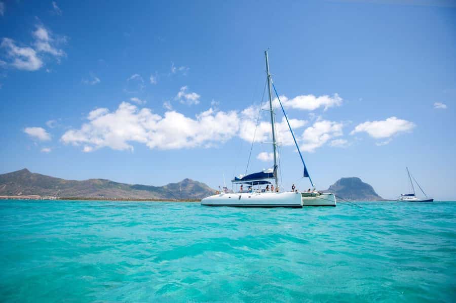 Grand Baie: Catamaran 3 Islands Cruise & Lunch on the Island - Ilot Gabriel, a short first taste of island life